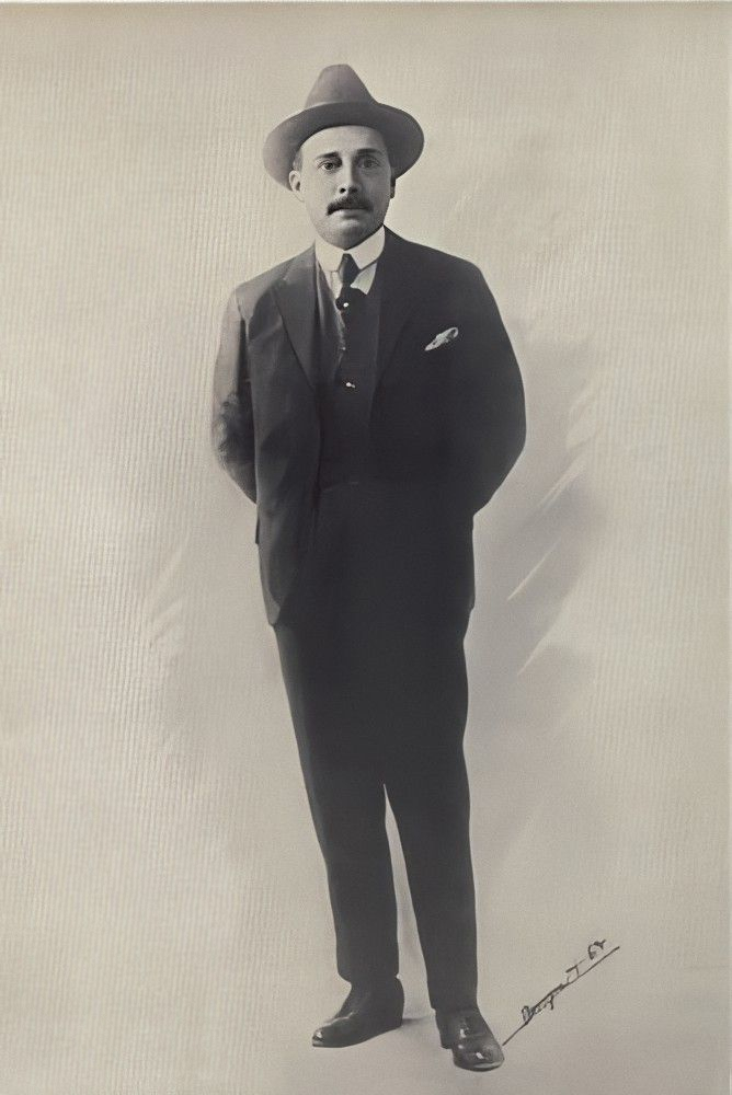 Retrato en blanco y negro del Dr. José Gregorio Hernández, médico y científico venezolano reconocido como venerable por la Iglesia Católica.