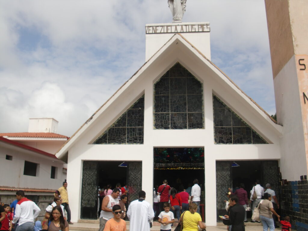 Fachada principal del Santuario del Niño Jesús en Isnotú, lugar de peregrinación dedicado al Dr. José Gregorio Hernández en Trujillo, Venezuela.