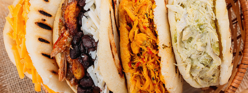 La arepa venezolana: Con queso, de pabellón, con pollo y Reina pepeada