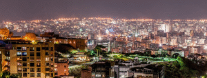 Vista nocturna de Caracas uno de los centros urbanos mas afectados por el viernes negro