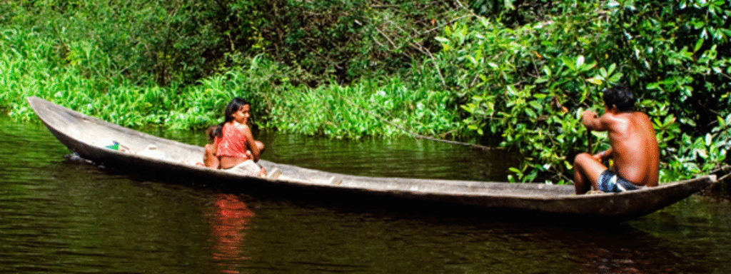 Familia Warao en su entorno natural, símbolo de la transmisión cultural indígena en Venezuela