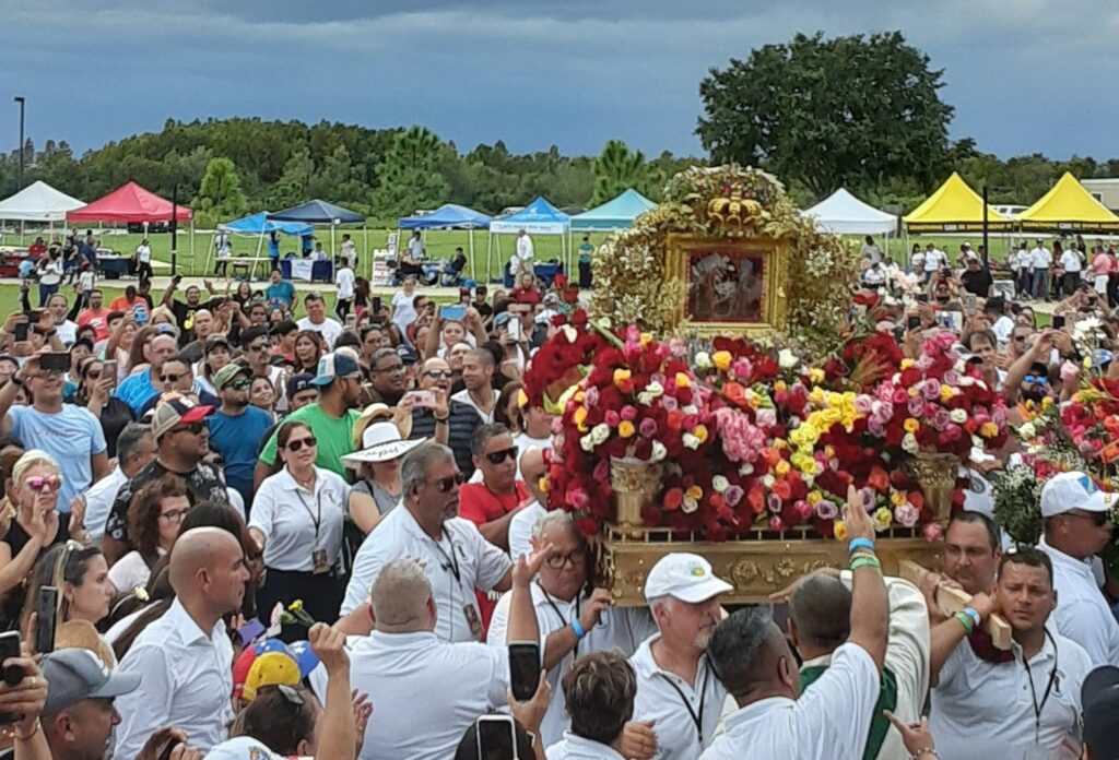 La devoción a La Chinita no se limita a Maracaibo. Comunidades zulianas en otras regiones de Venezuela y en el exterior celebran misas, procesiones y encuentros musicales en su honor. Es una forma de mantener viva la conexión con sus raíces, incluso lejos de casa.