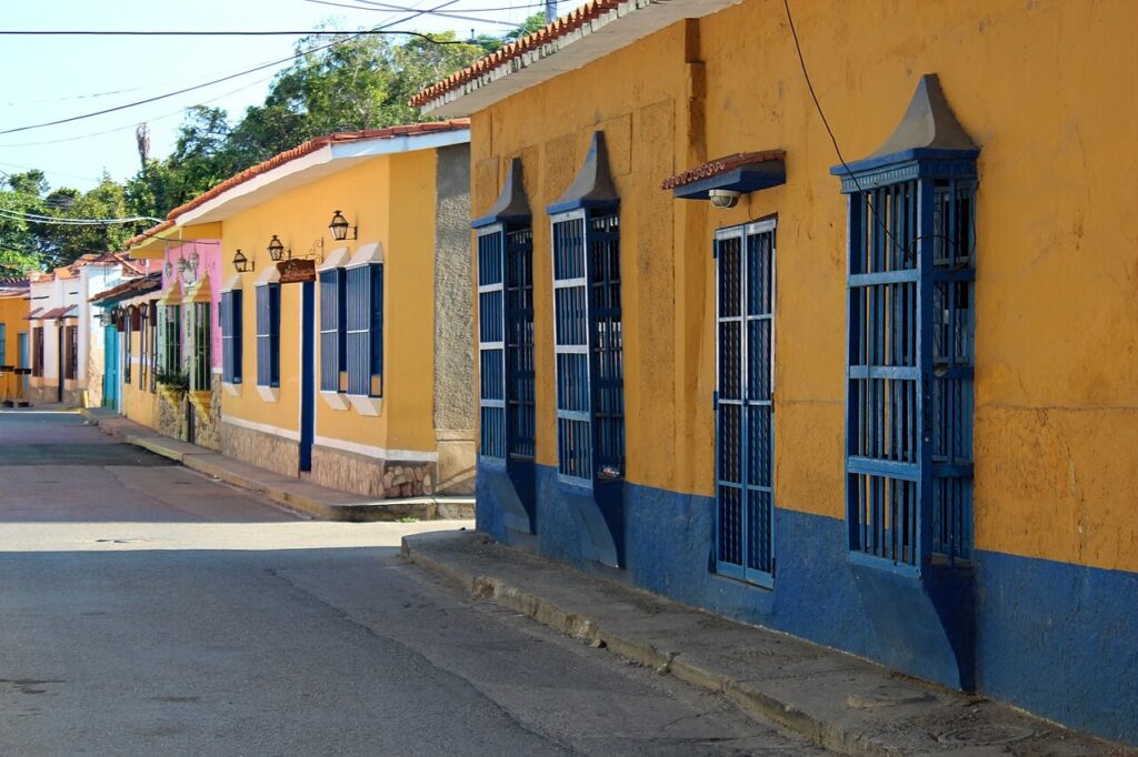 Calles con casas coloridas en Choroní, destino turístico del estado Aragua en Venezuela