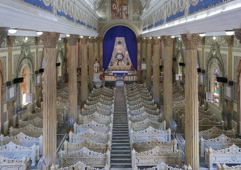 Hacer turismo historico en el Zulia incluye una visita al interior de la basílica de nuestra señora de la chiquinquira