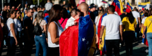 Padre e hijo venezolanos participando en una celebración de la diáspora venezolana en el extranjero