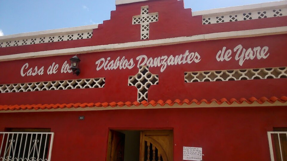 fachada de casa de los diablos danzantes de yare