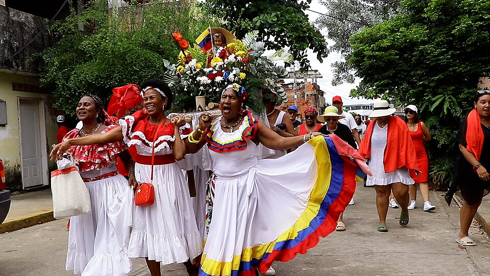 Devotas participan en una procesión de San Juan Bautista durante la celebración de los Tambores de San Juan en Venezuela