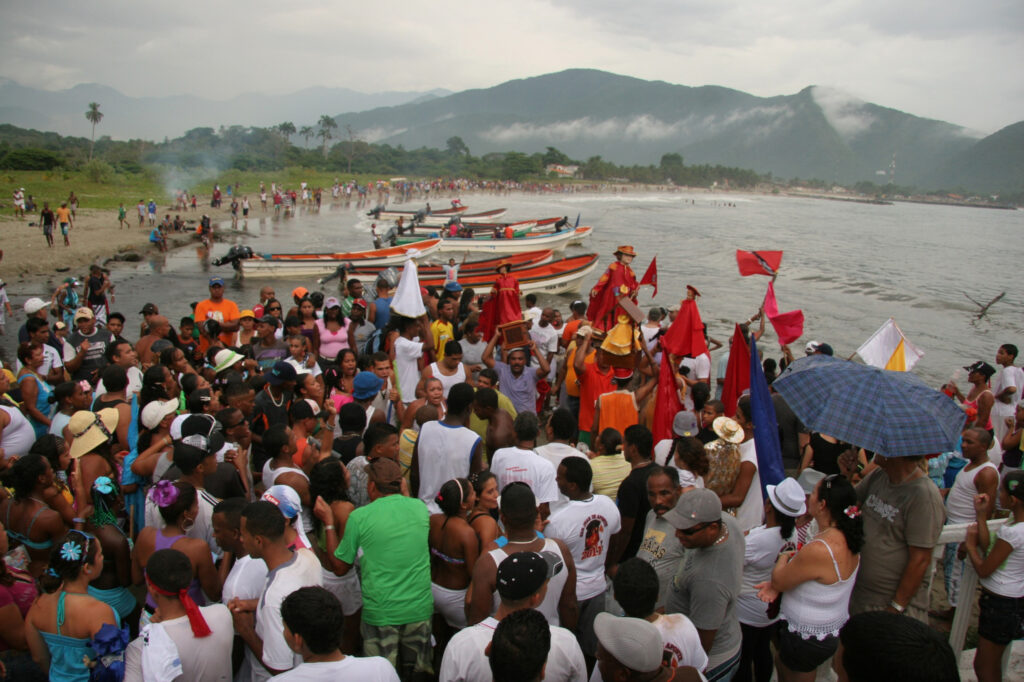 Devotos participan en el Encuentro de San Juanes durante una celebración en Ocumare de la Costa, estado Aragua
