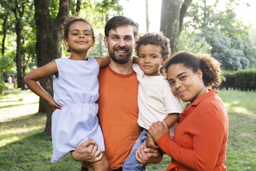 Familia reunida celebrando el Día del Padre lejos de Venezuela