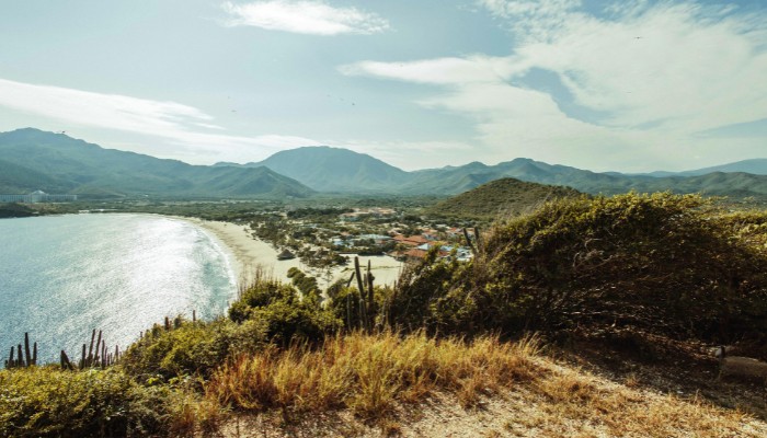 Vista panorámica de Playa con motañas y arena dorada en la Isla de Margarita.