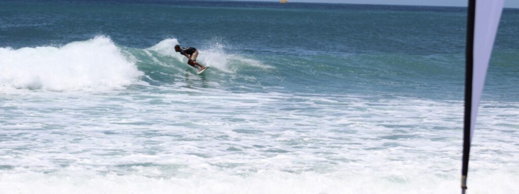 Surfista cabalgando una ola en la Isla de Margarita, Venezuela.