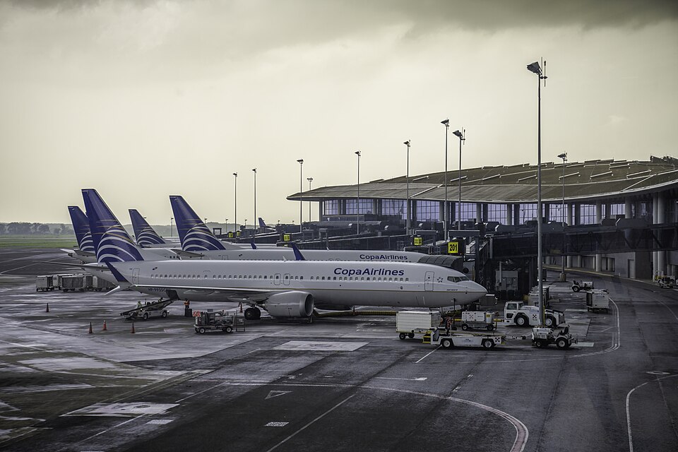 Boeing 737 de Copa Airlines en el Aeropuerto Internacional de Tocumen, principal centro de conexiones utilizado por viajeros desde y hacia Venezuela.
