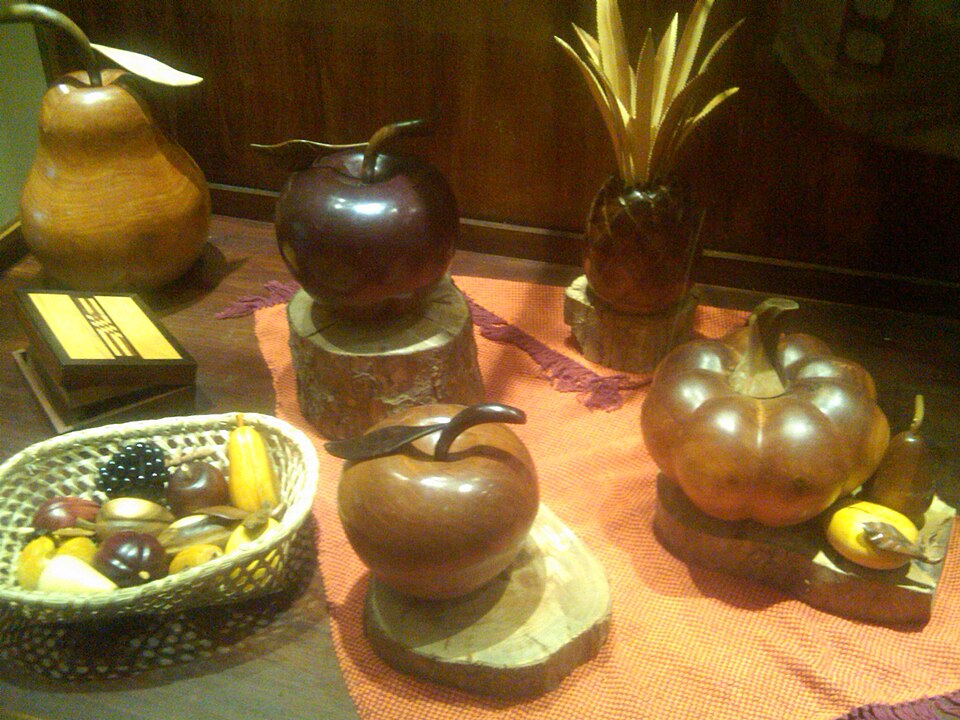 Frutas talladas en madera, elaboradas por artesanos de Tintorero, Lara.