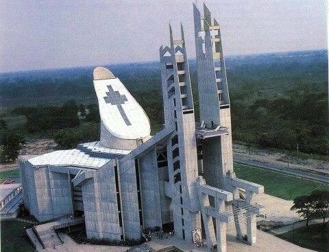 Vista aérea del Santuario Nacional Nuestra Señora de Coromoto en Guanare, ejemplo de arquitectura moderna y símbolo del turismo religioso en Venezuela.