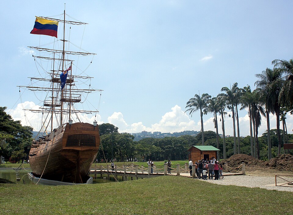 Réplica del bergantín Leander de Francisco de Miranda con la Bandera de Venezuela izada.