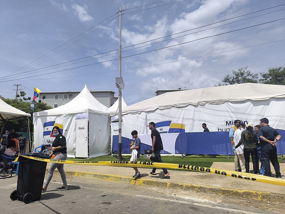 Misión humanitaria internacional en Catia La Mar tras los terremotos de junio de 2026.