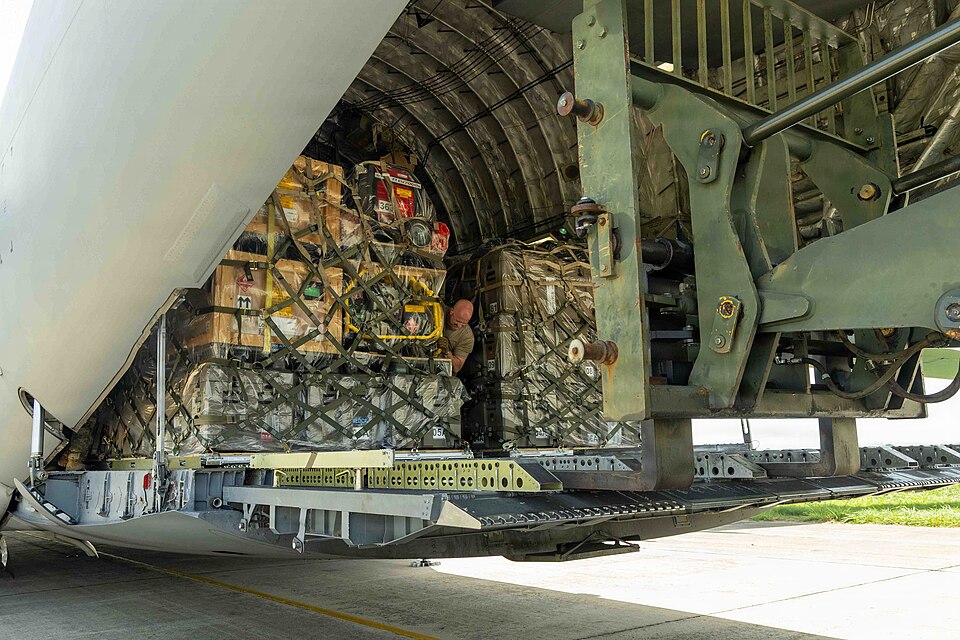 Personal de la Fuerza Aérea de la Reserva Aérea de March descarga suministros para el despliegue rápido de ayuda humanitaria