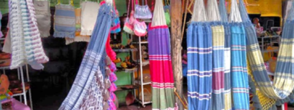 Hamacas y tejidos artesanales de Tintorero, Lara, exhibidos en un mercado local.