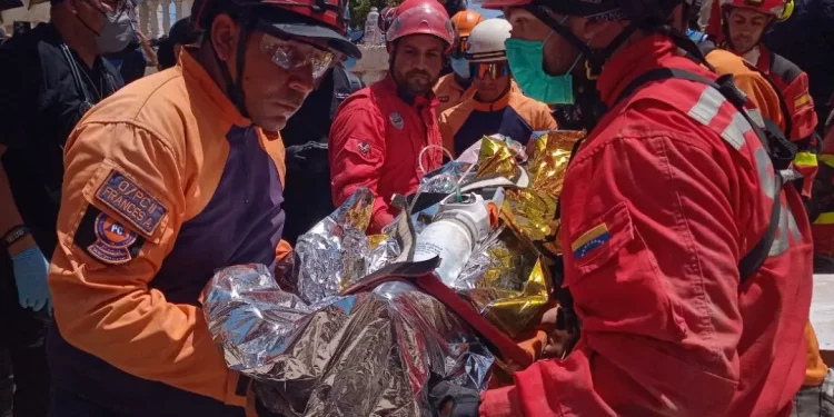 Rescatistas venezolanos durante labores de asistencia humanitaria tras los terremotos de junio de 2026.