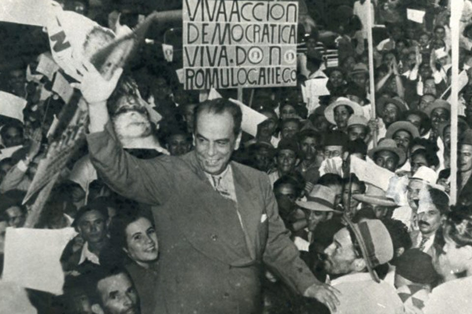 Rómulo Gallegos saluda a sus seguidores durante la campaña presidencial de 1947, antes del golpe de Estado de 1948.