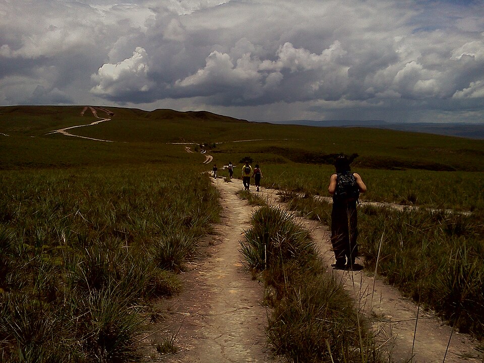 Senderistas recorriendo los caminos de la Gran Sabana, territorio ancestral del pueblo pemón en Venezuela.