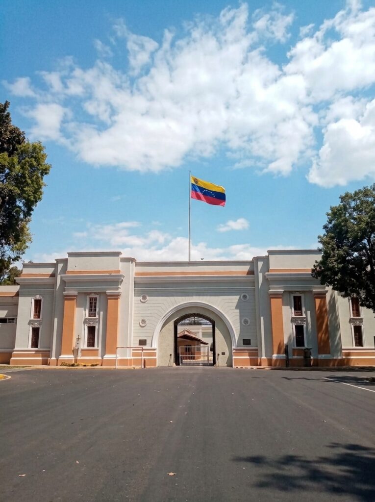 Fachada del Cuartel Páez en Maracay, epicentro militar del golpe de Estado de 1945.