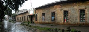 Fachada del Cuartel San Carlos en Caracas, escenario histórico del golpe de Estado de 1945.