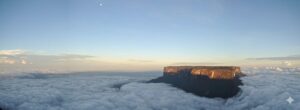 Tepuy Roraima en la Gran Sabana, Venezuela, iluminado por el amanecer sobre un mar de nubes.
