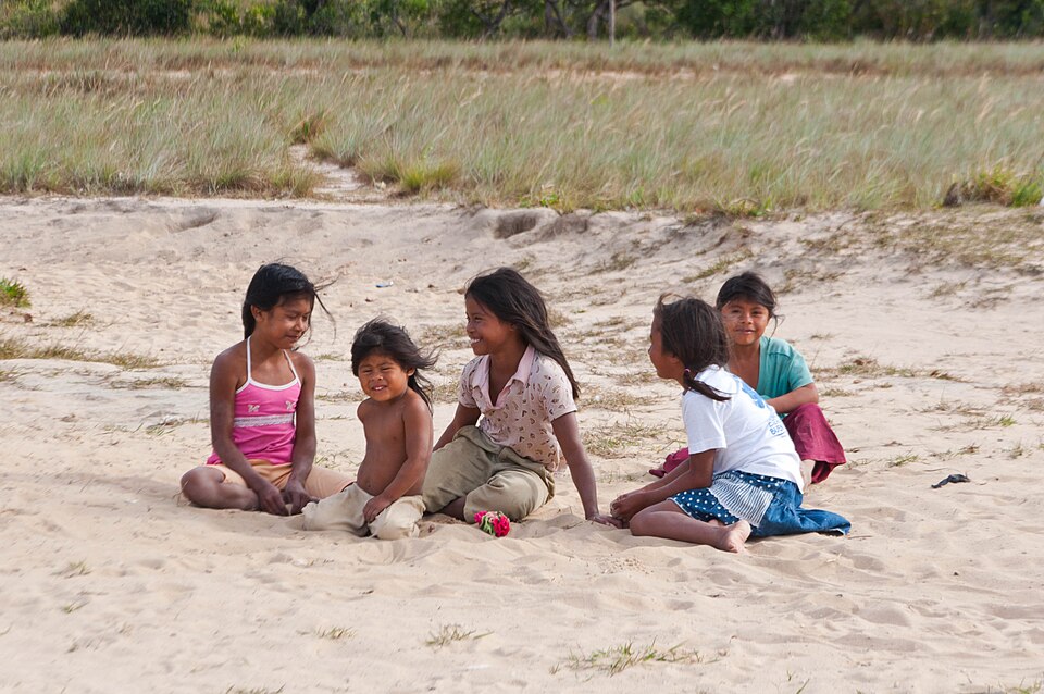 Niños pemones jugando sobre la arena en la Gran Sabana, Venezuela.