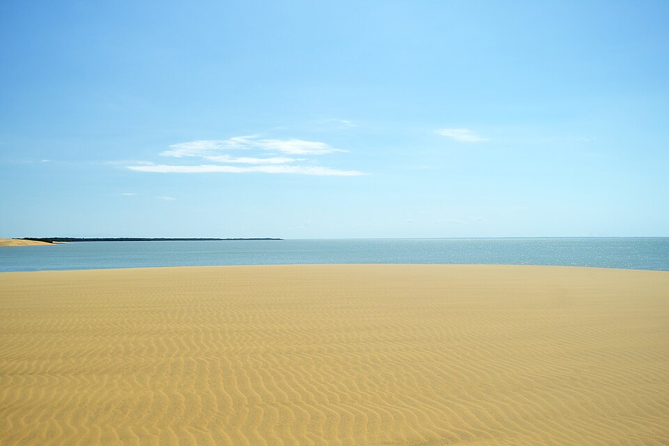 Médanos de arena dorada en la Isla de Zapara, estado Zulia, junto a las aguas tranquilas del Golfo de Venezuela.