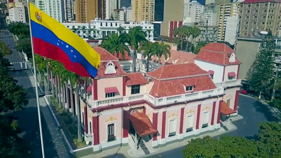 Vista aérea del Palacio de Miraflores en Caracas, sede del poder ejecutivo y escenario del golpe de Estado de 1945.