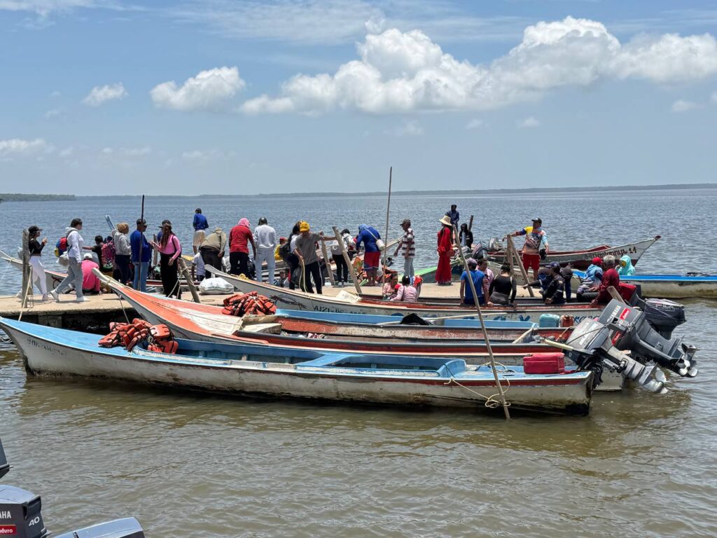 Embarcaciones de pasajeros en el muelle de El Moján utilizadas para trasladar visitantes hacia la Isla de Zapara, estado Zulia.
