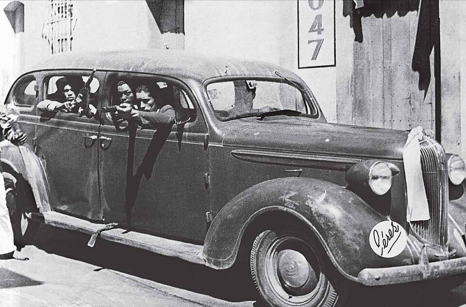 Civiles armados apoyan a las tropas alzadas durante el golpe de Estado del 18 de octubre de 1945 en Caracas.