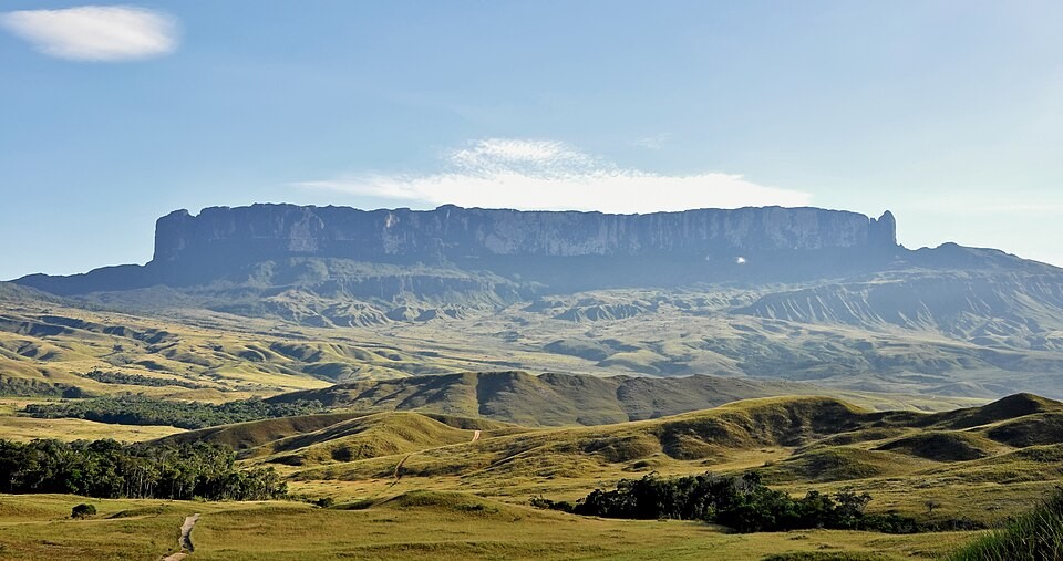 Monte Roraima en la Gran Sabana, formación rocosa que la leyenda pemón relaciona con el Árbol de la Vida o Wazacá.